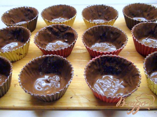 Корзиночки из шоколада с персиками и шоколадным муссом. Корзиночки из шоколада с персиками и шоколадным муссом.