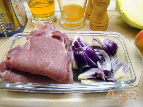 Медовая свинина с карамельным луком и тушёной капустой. Медовая свинина с карамельным луком и тушёной капустой.