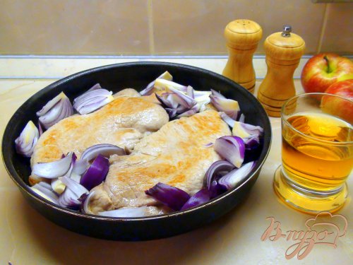Медовая свинина с карамельным луком и тушёной капустой. Медовая свинина с карамельным луком и тушёной капустой.