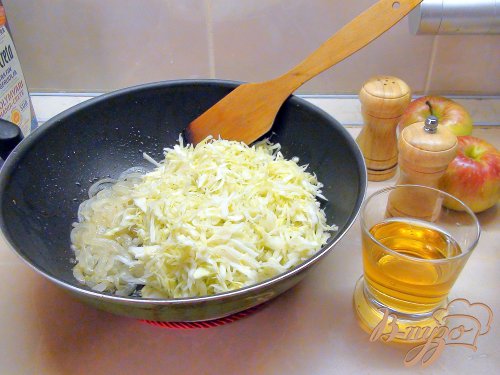 Медовая свинина с карамельным луком и тушёной капустой. Медовая свинина с карамельным луком и тушёной капустой.