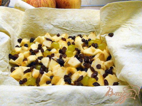 Быстрый пирог из лаваша с яблоками, изюмом и виноградом «Гости на пороге». Быстрый пирог из лаваша с яблоками, изюмом и виноградом «Гости на пороге».