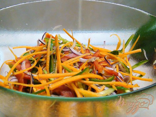 Острый овощной салат с куриными желудками. Острый овощной салат с куриными желудками.