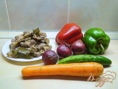 Острый овощной салат с куриными желудками. Острый овощной салат с куриными желудками.