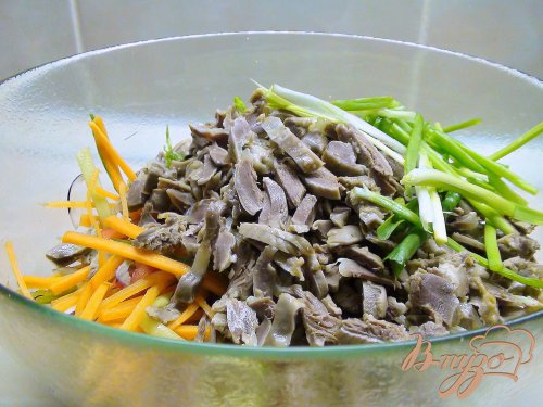 Острый овощной салат с куриными желудками. Острый овощной салат с куриными желудками.