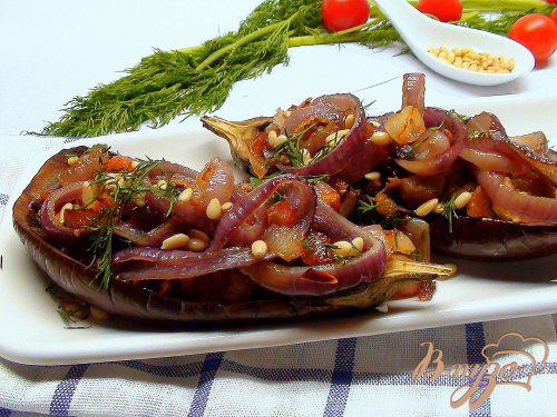 Баклажаны с карамелизованным луком и кедровыми орешками. Баклажаны с карамелизованным луком и кедровыми орешками.
