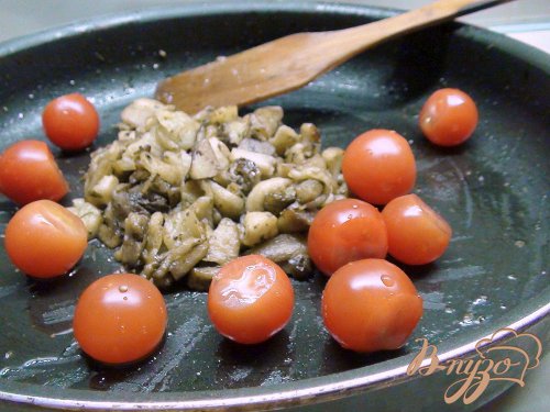 Баклажаны с карамелизованным луком и кедровыми орешками. Баклажаны с карамелизованным луком и кедровыми орешками.