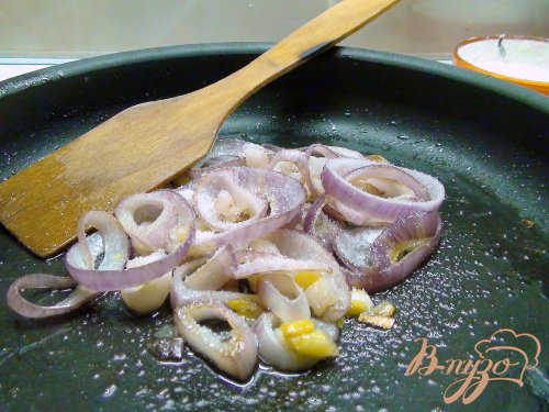Баклажаны с карамелизованным луком и кедровыми орешками. Баклажаны с карамелизованным луком и кедровыми орешками.