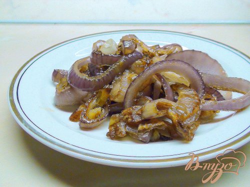 Баклажаны с карамелизованным луком и кедровыми орешками. Баклажаны с карамелизованным луком и кедровыми орешками.