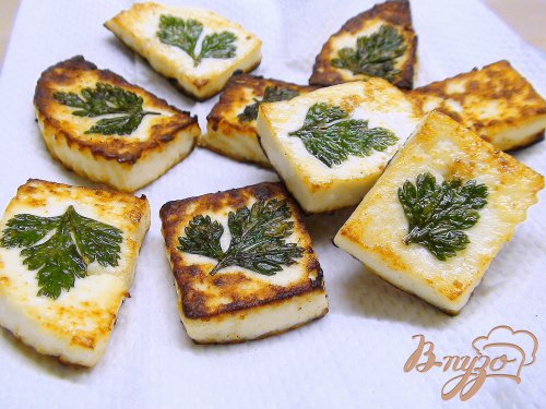 Салат с клубникой, жаренный сыром и миндалём. Салат с клубникой, жаренный сыром и миндалём.