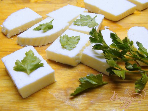Салат с клубникой, жаренный сыром и миндалём. Салат с клубникой, жаренный сыром и миндалём.