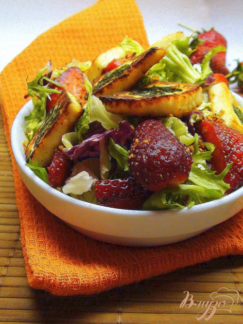 Салат с клубникой, жаренный сыром и миндалём. Салат с клубникой, жаренный сыром и миндалём.