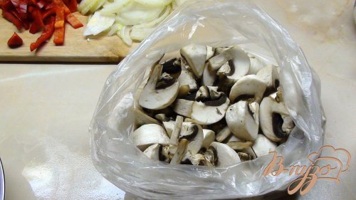 Жаркое из говяжьей печени с грибами под сырным тестом. Жаркое из говяжьей печени с грибами под сырным тестом.