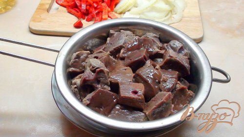 Жаркое из говяжьей печени с грибами под сырным тестом. Жаркое из говяжьей печени с грибами под сырным тестом.