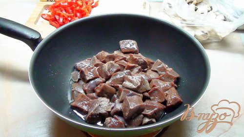 Жаркое из говяжьей печени с грибами под сырным тестом. Жаркое из говяжьей печени с грибами под сырным тестом.