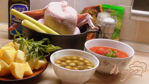 Курочка с картошечкой, тушённая почти в печи, с оливками и помидорами. Курочка с картошечкой, тушённая почти в печи, с оливками и помидорами.