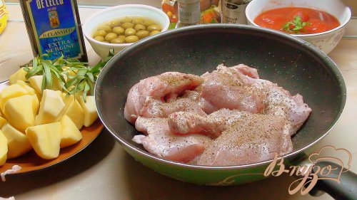 Курочка с картошечкой, тушённая почти в печи, с оливками и помидорами. Курочка с картошечкой, тушённая почти в печи, с оливками и помидорами.