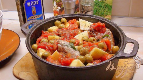 Курочка с картошечкой, тушённая почти в печи, с оливками и помидорами. Курочка с картошечкой, тушённая почти в печи, с оливками и помидорами.