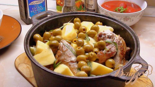 Курочка с картошечкой, тушённая почти в печи, с оливками и помидорами. Курочка с картошечкой, тушённая почти в печи, с оливками и помидорами.