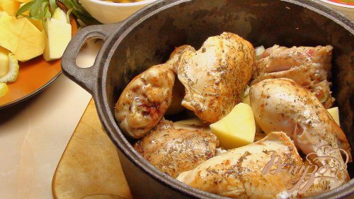 Курочка с картошечкой, тушённая почти в печи, с оливками и помидорами. Курочка с картошечкой, тушённая почти в печи, с оливками и помидорами.
