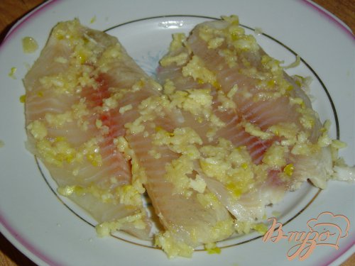 Рыба, запеченная с чесноком и луком Рыба, запеченная с чесноком и луком