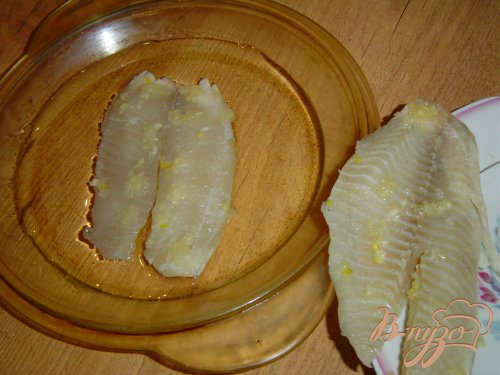 Рыба, запеченная с чесноком и луком Рыба, запеченная с чесноком и луком