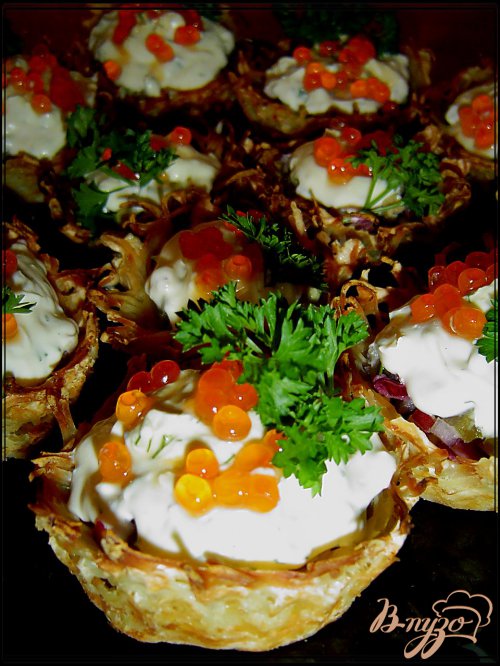 Тарталетки картофельные с селедкой и икрой Тарталетки картофельные с селедкой и икрой
