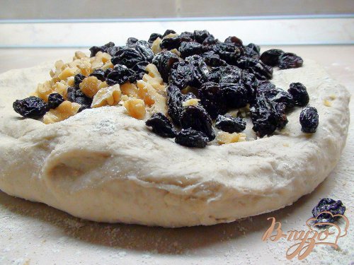 Гречишный хлеб с изюмом и орехами, на яблочной закваске. Гречишный хлеб с изюмом и орехами, на яблочной закваске.