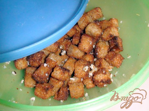 Салат с крабовыми палочками и домашними сухариками. Салат с крабовыми палочками и домашними сухариками.