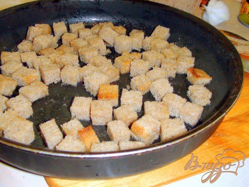 Салат с крабовыми палочками и домашними сухариками. Салат с крабовыми палочками и домашними сухариками.