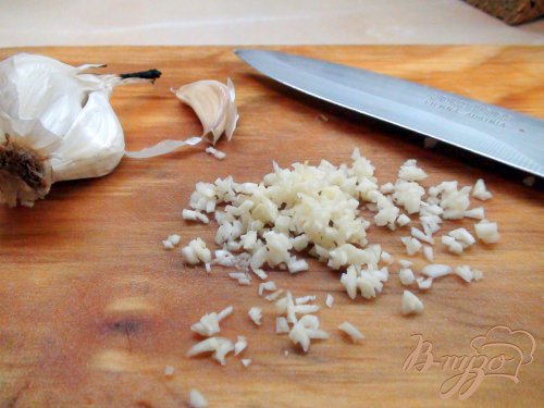 Салат с крабовыми палочками и домашними сухариками. Салат с крабовыми палочками и домашними сухариками.