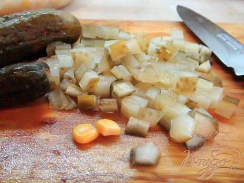 Салат с крабовыми палочками и домашними сухариками. Салат с крабовыми палочками и домашними сухариками.