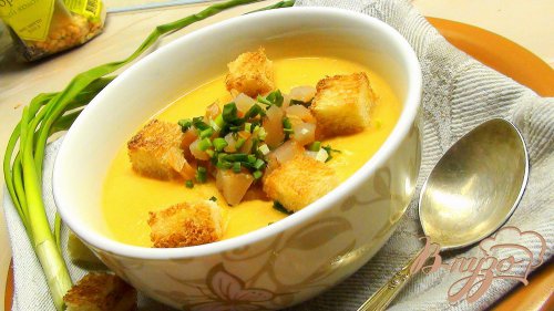 Гороховый суп пюре с сырокопчёной куриной грудкой, зелёным луком и гренками. Гороховый суп пюре с сырокопчёной куриной грудкой, зелёным луком и гренками.