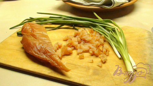 Гороховый суп пюре с сырокопчёной куриной грудкой, зелёным луком и гренками. Гороховый суп пюре с сырокопчёной куриной грудкой, зелёным луком и гренками.