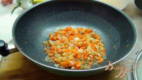 Гороховый суп пюре с сырокопчёной куриной грудкой, зелёным луком и гренками. Гороховый суп пюре с сырокопчёной куриной грудкой, зелёным луком и гренками.