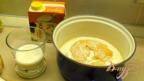 Гороховый суп пюре с сырокопчёной куриной грудкой, зелёным луком и гренками. Гороховый суп пюре с сырокопчёной куриной грудкой, зелёным луком и гренками.