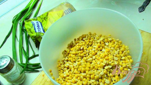 Гороховый суп пюре с сырокопчёной куриной грудкой, зелёным луком и гренками. Гороховый суп пюре с сырокопчёной куриной грудкой, зелёным луком и гренками.