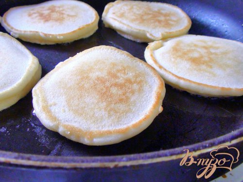 Пышные оладушки из манки на сыворотке. Пышные оладушки из манки на сыворотке.