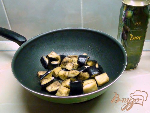 Горячие баклажаны с виноградом и соусом из лесных орехов. Высшая Лига. Горячие баклажаны с виноградом и соусом из лесных орехов. Высшая Лига.