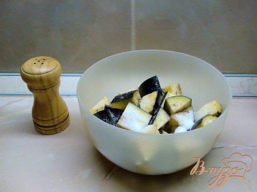 Горячие баклажаны с виноградом и соусом из лесных орехов. Высшая Лига. Горячие баклажаны с виноградом и соусом из лесных орехов. Высшая Лига.