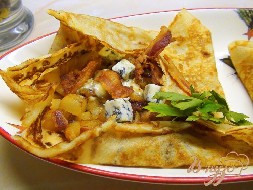 Блины с грушами, карамельным луком и беконом. Блины с грушами, карамельным луком и беконом.