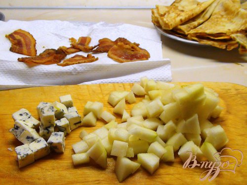 Блины с грушами, карамельным луком и беконом. Блины с грушами, карамельным луком и беконом.
