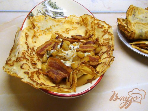 Блины с грушами, карамельным луком и беконом. Блины с грушами, карамельным луком и беконом.