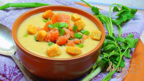 Суп пюре из чечевицы с копчёной сёмгой, зелёным луком и сухариками. Суп пюре из чечевицы с копчёной сёмгой, зелёным луком и сухариками.