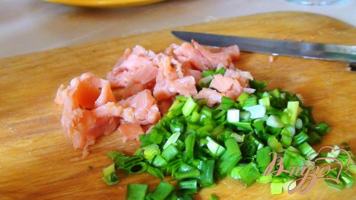 Суп пюре из чечевицы с копчёной сёмгой, зелёным луком и сухариками. Суп пюре из чечевицы с копчёной сёмгой, зелёным луком и сухариками.