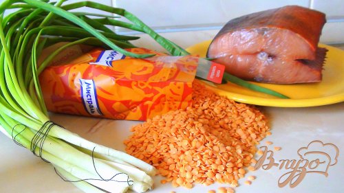 Суп пюре из чечевицы с копчёной сёмгой, зелёным луком и сухариками. Суп пюре из чечевицы с копчёной сёмгой, зелёным луком и сухариками.