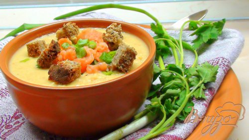 Суп пюре из чечевицы с копчёной сёмгой, зелёным луком и сухариками. Суп пюре из чечевицы с копчёной сёмгой, зелёным луком и сухариками.