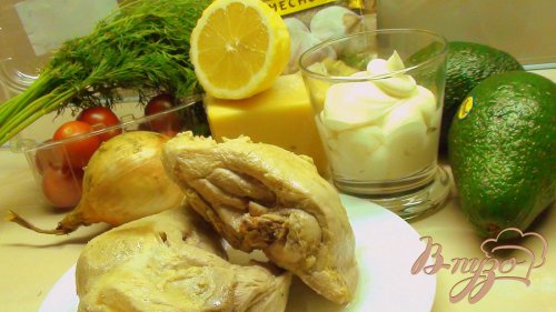 Лодочки авокадо, запеченные с курятиной. Лодочки авокадо, запеченные с курятиной.