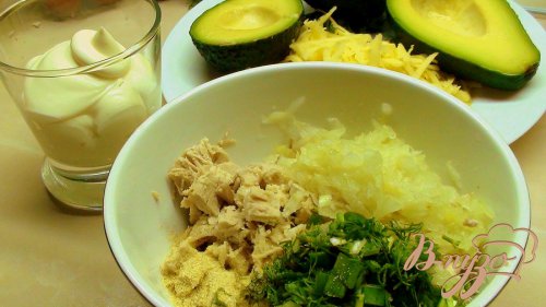 Лодочки авокадо, запеченные с курятиной. Лодочки авокадо, запеченные с курятиной.
