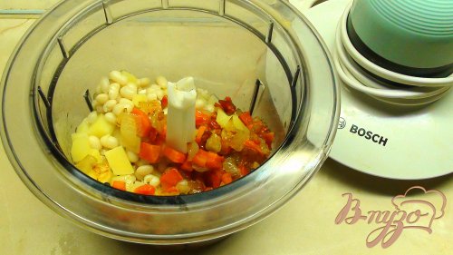 Густой супчик с фасолью и печёными сосисками. Густой супчик с фасолью и печёными сосисками.