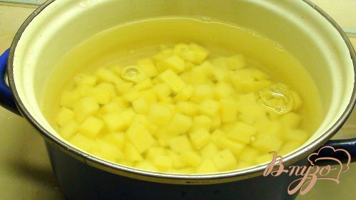 Густой супчик с фасолью и печёными сосисками. Густой супчик с фасолью и печёными сосисками.